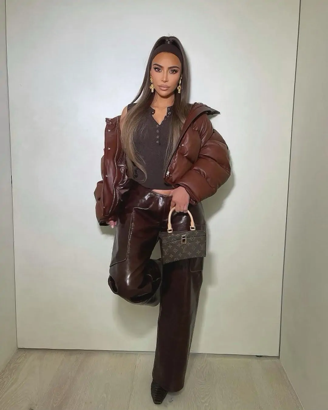 Curiosidades Kim Kardashian: ela odeia sapatos baixos, literalmente, nunca desce do salto. 