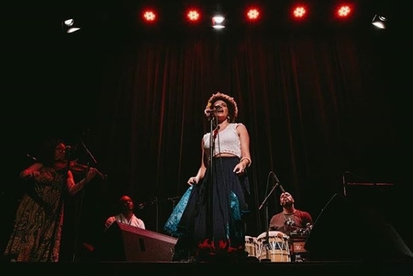 Raquel Lara Rezende apresenta canções para acalentar o coração e inspirar a alma