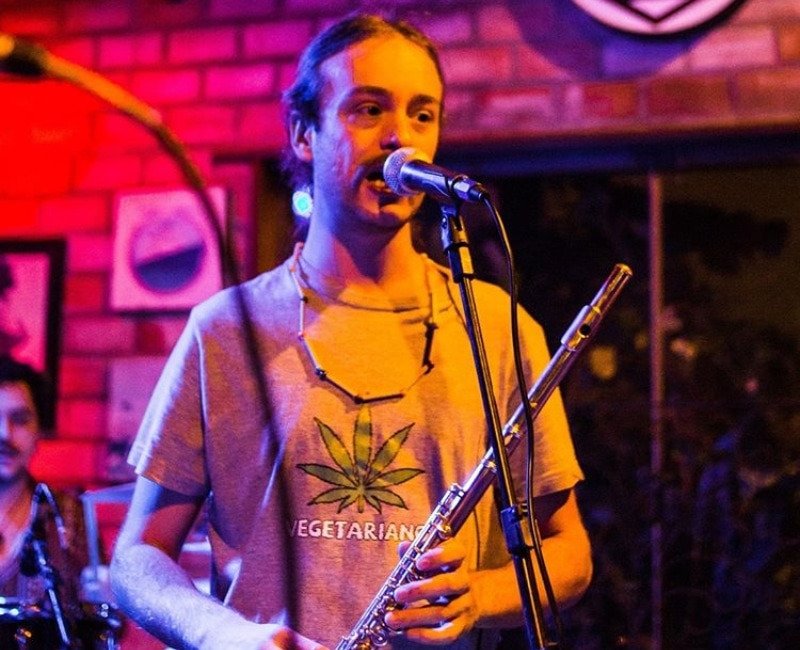 O musicista Pedro Alfeld faz improvisos com flauta em live no Instagram
