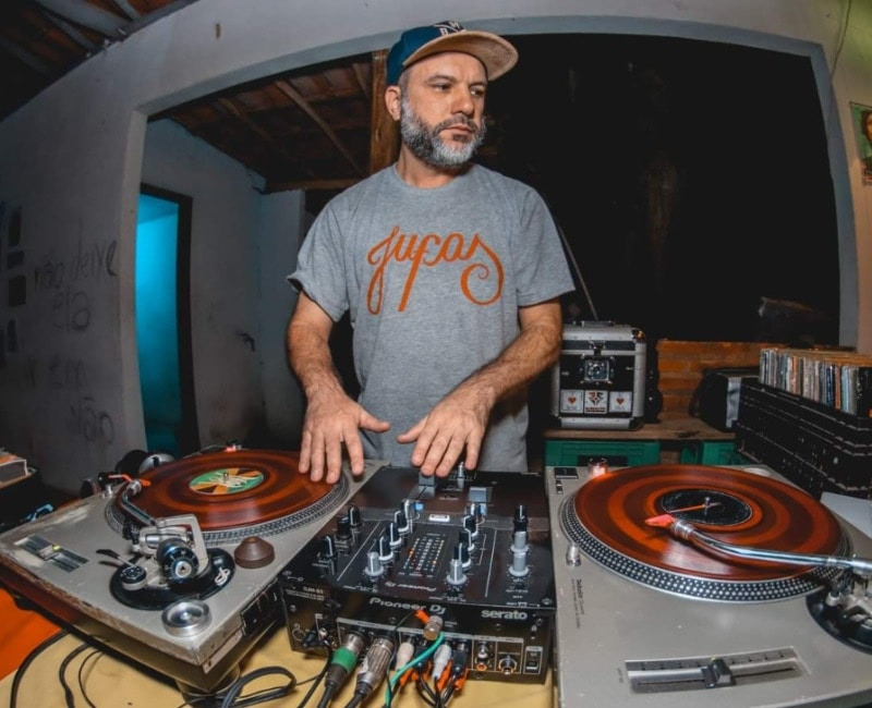 DJ Alex Paz exibe o segundo episódio da coleção Café com Discos