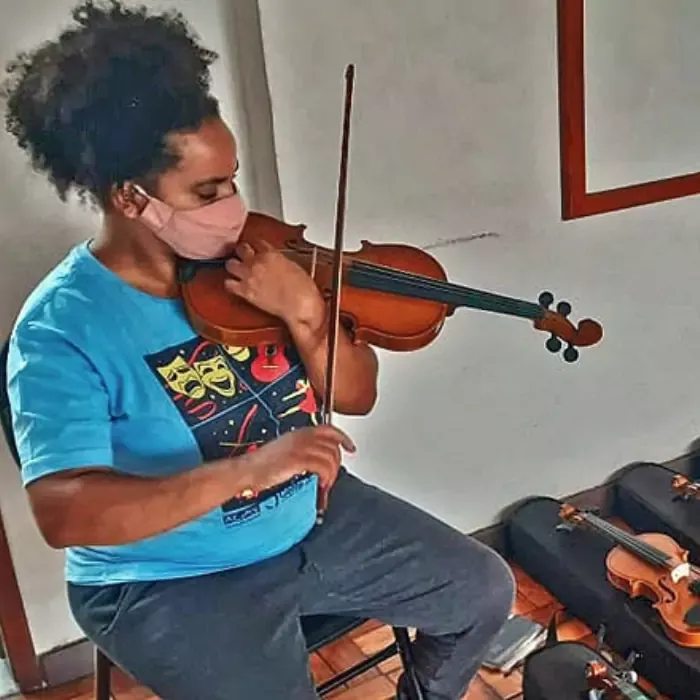 Projeto Gente em Primeiro Lugar cede instrumentos para alunos de oficinas musicais
