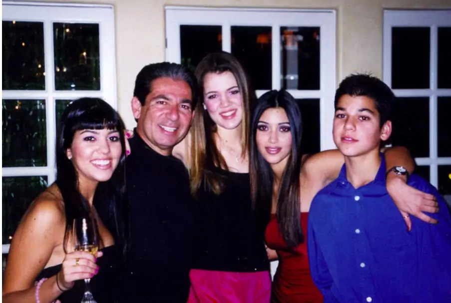 Robert Kardashian e seus filhos.
