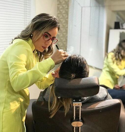 Amanda Alves em avaliação para Micropigmentação de Sobrencelhas