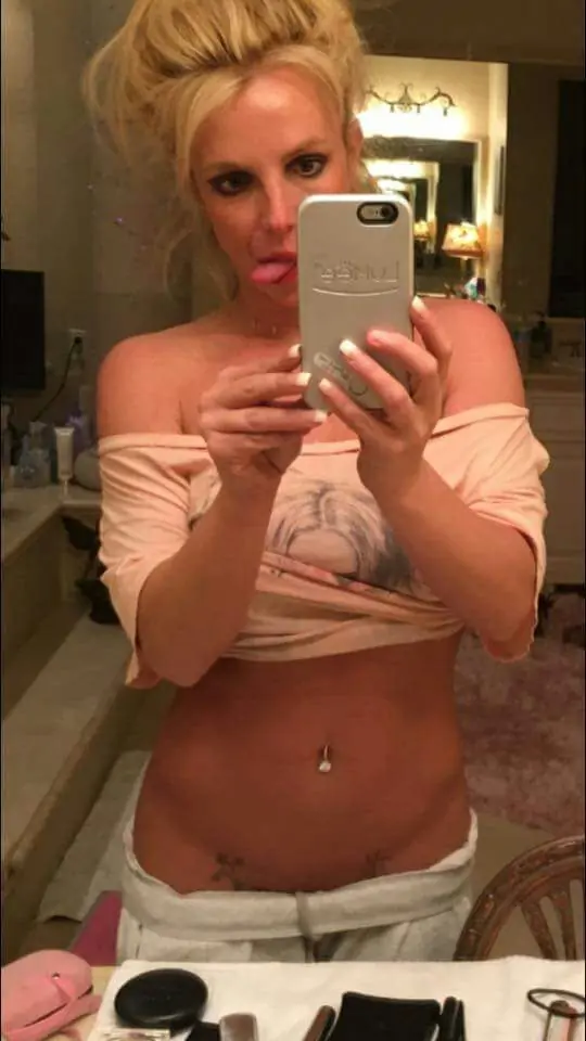 Curiosidades Britney Spears - piercing no umbigo