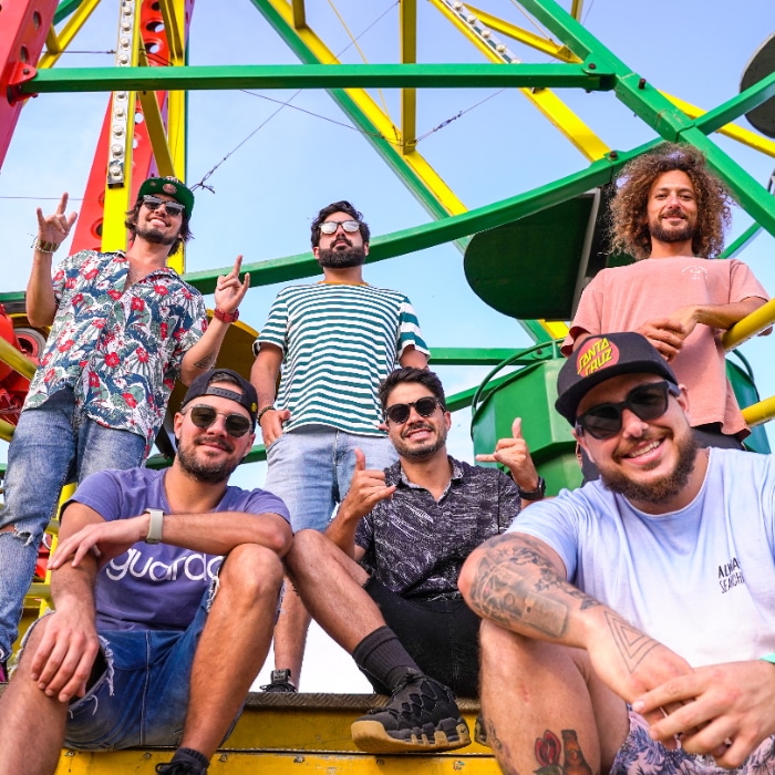 Integrantes do Atitude 67 se preparam para o show drive-in da banda