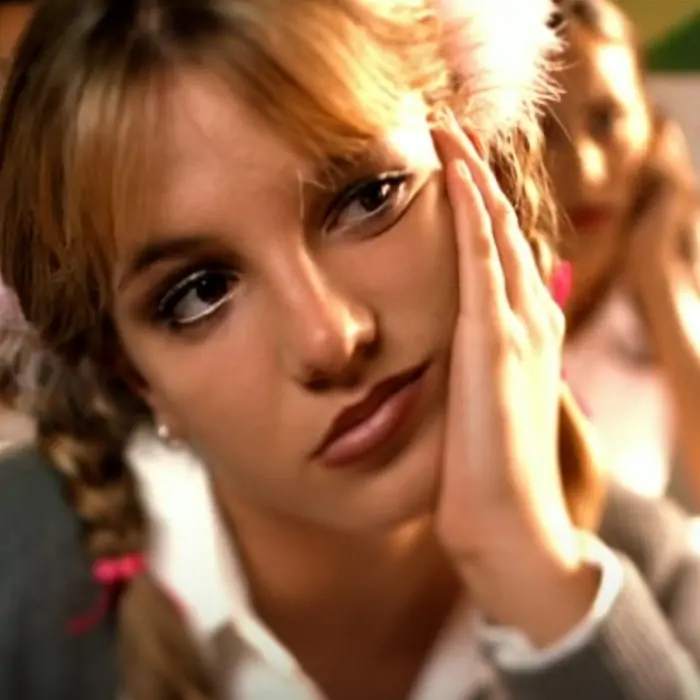 Curiosidades Britney Spears - no clipe de Baby One More Time