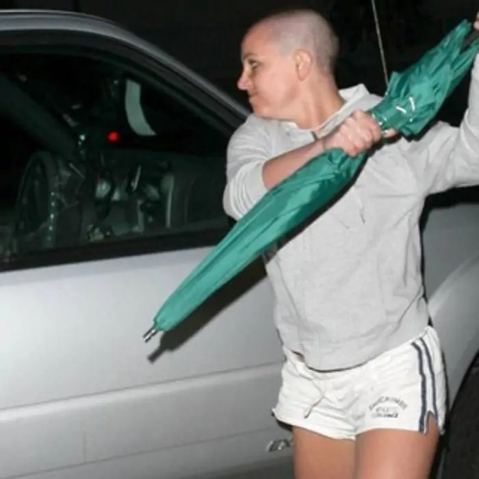 Curiosidades Britney Spears - cantora bate com uma sombrinha no carro de paparazzis que a perseguiam