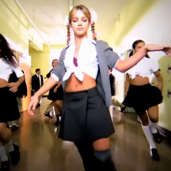 Curiosidades Britney Spears - no clipe de Baby One More Time, gravado antes do lançamento do álbum, a cantora tinha apenas 16 anos