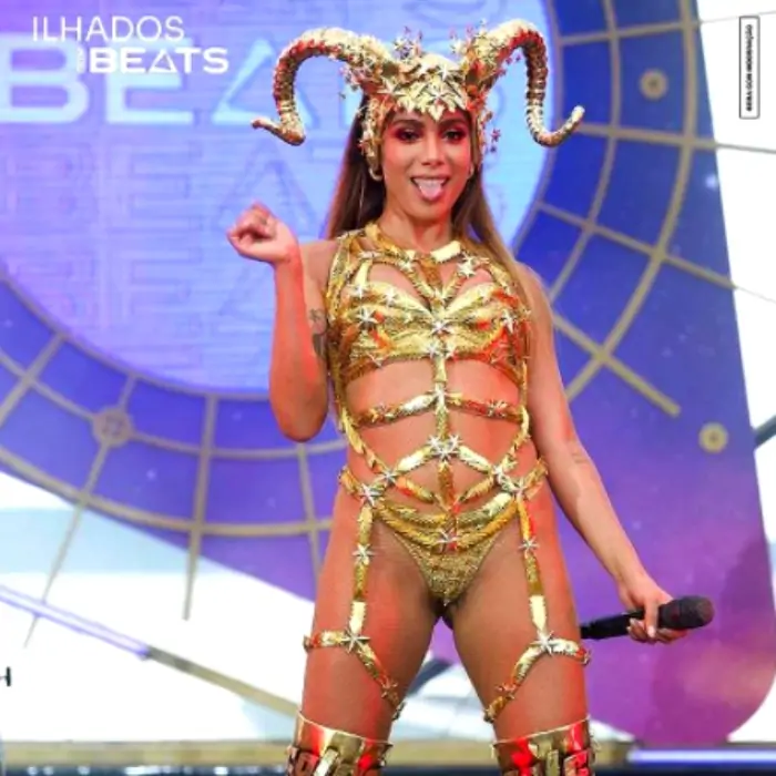 Bloco da Anitta rolou durante gravação do reality da cantora. Saiba onde assistir Ilhados com Beats. 